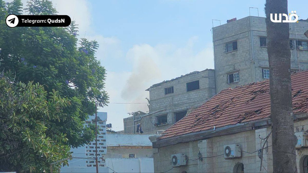 Israelische Flugzeuge bombardieren Gebiete in der Nähe der Al-Sham'a-Moschee im Viertel Al-Zeitoun südöstlich von Gaza-Stadt.