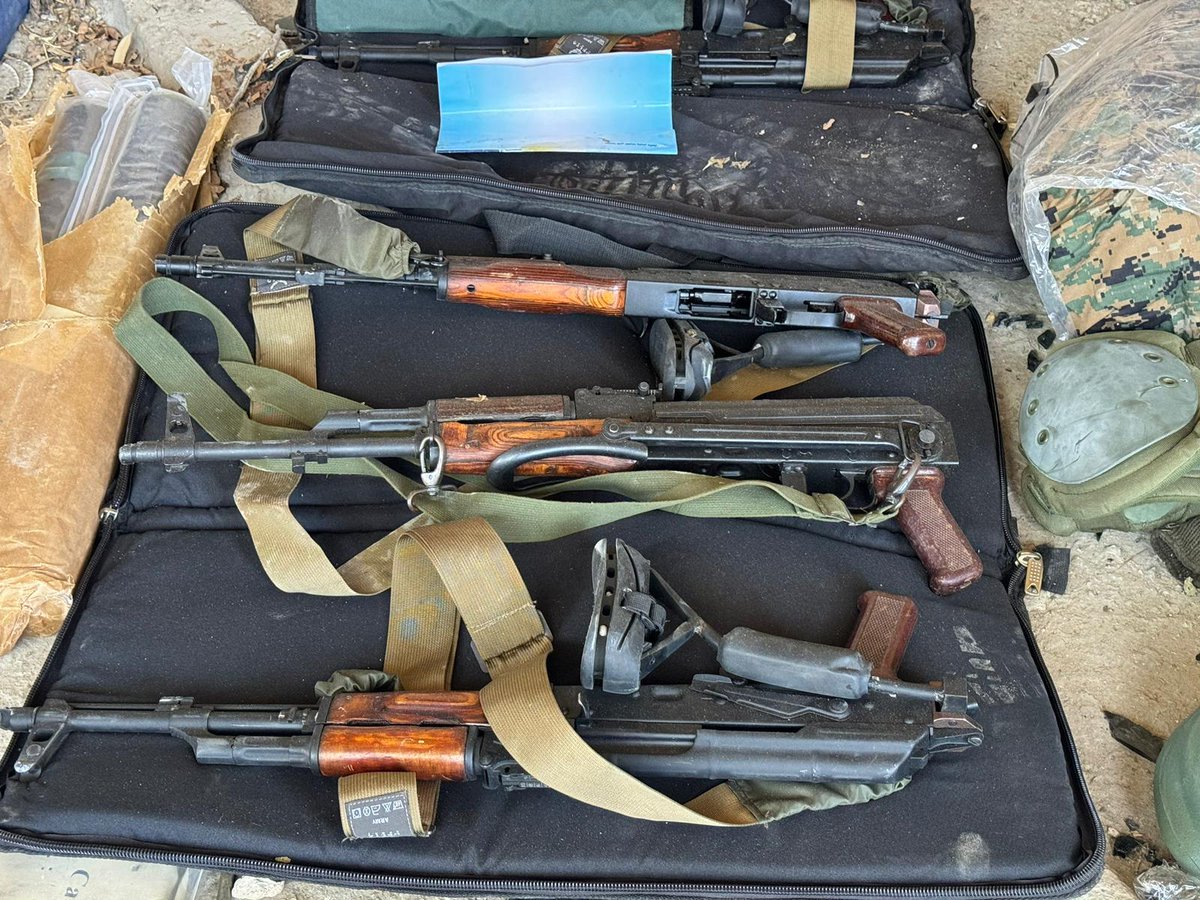 O exército israelense divulga imagens de armas do Hezbollah capturadas por tropas da Brigada Golani no sul do Líbano. A Brigada Golani, operando sob a 36ª Divisão, tem trabalhado para limpar vilas do sul do Líbano de infraestrutura e armas do Hezbollah.