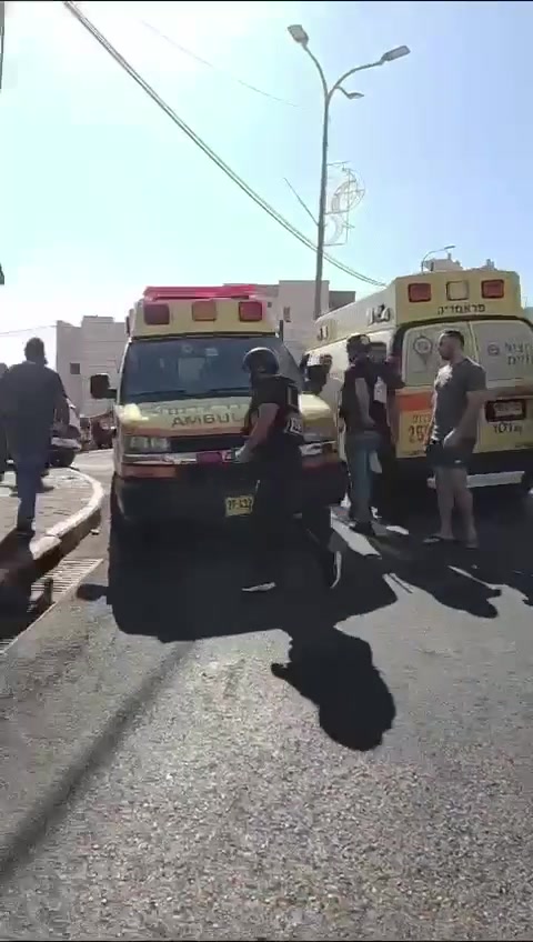 49 blessés ont été évacués vers le centre médical Galilée à Nahariya suite aux tirs de roquettes dans la région de Deir al-Assad à 14h10.