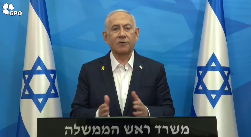 Premier Netanyahu: Ongeveer een maand geleden, tegen het einde van de vernietiging van de Hamas-bataljons in Gaza, begonnen we de belofte na te komen die ik de inwoners van het noorden deed. We doodden Nasrallah en de top van Hezbollah. We doodden de commandanten van de Radwan-troepenmacht die van plan waren Galilea binnen te vallen en een groter en vreselijker bloedbad onder onze burgers aan te richten dan op 7 oktober. Iran heeft twee keer honderden raketten op ons grondgebied afgevuurd, in een van de grootste ballistische raketaanvallen in de geschiedenis. Geen enkel land ter wereld zou zo'n aanval hebben geaccepteerd, en de staat Israël ook niet, en we zullen op deze aanvallen reageren.