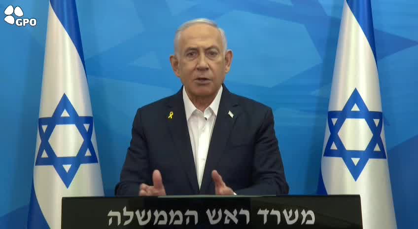 El Primer Ministro Netanyahu: Hace un mes, cuando se estaba acabando la destrucción de los batallones de Hamás en Gaza, empezamos a cumplir la promesa que hice a los habitantes del norte. Matamos a Nasrallah y a la cúpula de Hezbollah. Matamos a los comandantes de la fuerza Radwan que planeaban invadir Galilea y llevar a cabo una masacre de nuestros ciudadanos mayor y más terrible que la del 7 de octubre. Irán ha lanzado dos veces cientos de misiles contra nuestro territorio, en uno de los mayores ataques con misiles balísticos de la historia. Ningún país del mundo habría aceptado un ataque así, ni tampoco el Estado de Israel, y responderemos a estos ataques.