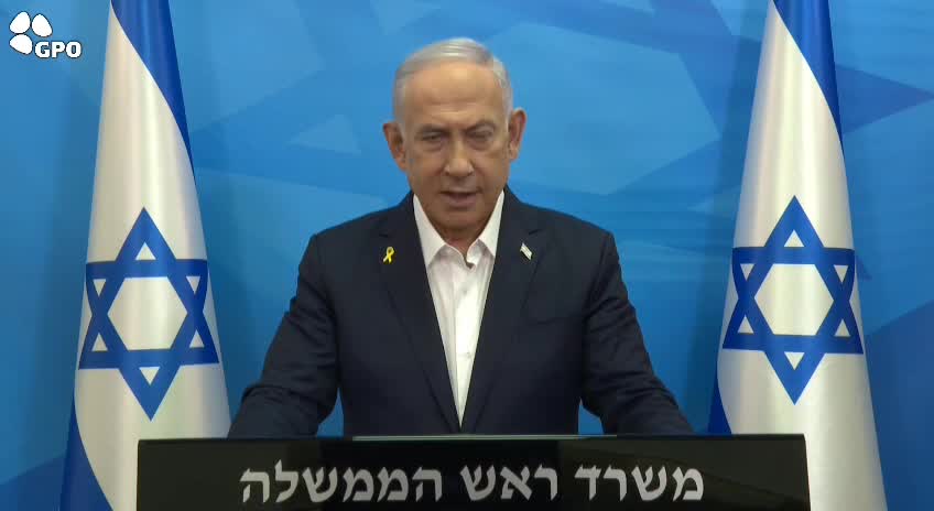 Premier Netanyahu: Ongeveer een maand geleden, tegen het einde van de vernietiging van de Hamas-bataljons in Gaza, begonnen we de belofte na te komen die ik de inwoners van het noorden deed. We doodden Nasrallah en de top van Hezbollah. We doodden de commandanten van de Radwan-troepenmacht die van plan waren Galilea binnen te vallen en een groter en vreselijker bloedbad onder onze burgers aan te richten dan op 7 oktober. Iran heeft twee keer honderden raketten op ons grondgebied afgevuurd, in een van de grootste ballistische raketaanvallen in de geschiedenis. Geen enkel land ter wereld zou zo'n aanval hebben geaccepteerd, en de staat Israël ook niet, en we zullen op deze aanvallen reageren.