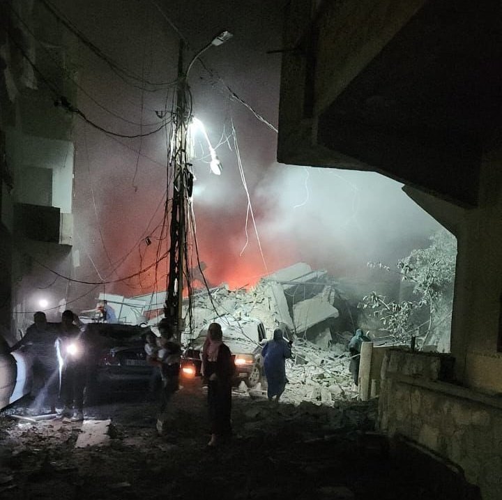 Plusieurs citoyens, dont des enfants et 4 filles, sous les décombres du bâtiment visé par le raid israélien à Al-Jiyeh