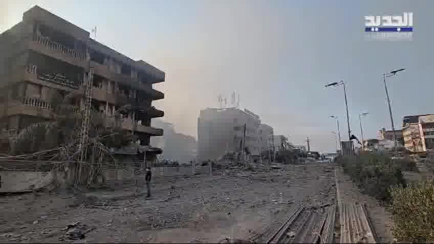 Destrucción masiva en la antigua carretera del aeropuerto como resultado de ataques violentos contra el suburbio sur por la noche. Fotografía de Adnan Al-Hajj Ali.