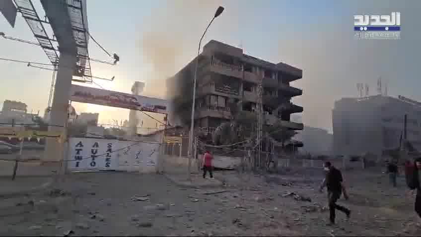 Destrucción masiva en la antigua carretera del aeropuerto como resultado de ataques violentos contra el suburbio sur por la noche. Fotografía de Adnan Al-Hajj Ali.