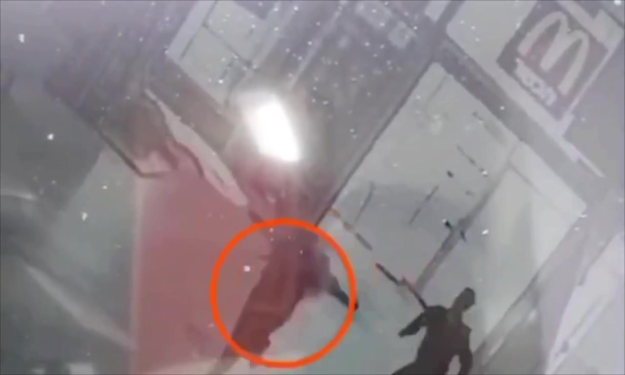 Video from the moment of the neutralization of the attacker who carried out the attack in the city of Beer Sheva. The terrorist who carried out the attack is Ahmed Said Akabi, an Israeli resident of Hora.