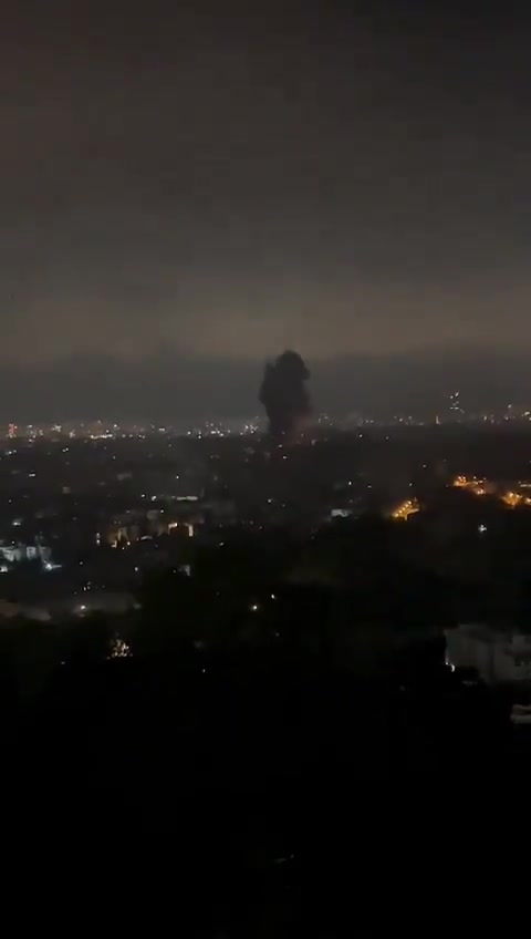 L'un des raids violents qui ont ciblé la banlieue sud de Beyrouth ce soir