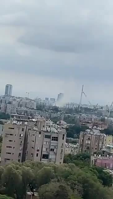 Een impact van Hamas raketaanval op Tel Aviv Area. Onduidelijk of dat door een directe hit of door onderscheppingen van puin kwam