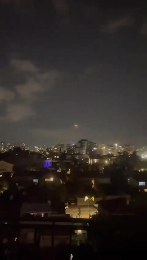 Hezbollah roketleri Tel Aviv üzerinde engellendi. Video: A27