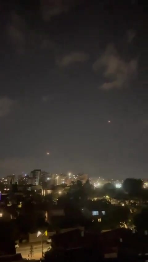 Hisbollah-Raketen über Tel Aviv abgefangen. Video: A27