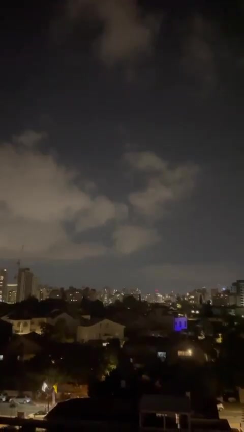 Hezbollah-raketten onderschept boven Tel Aviv. Video: A27