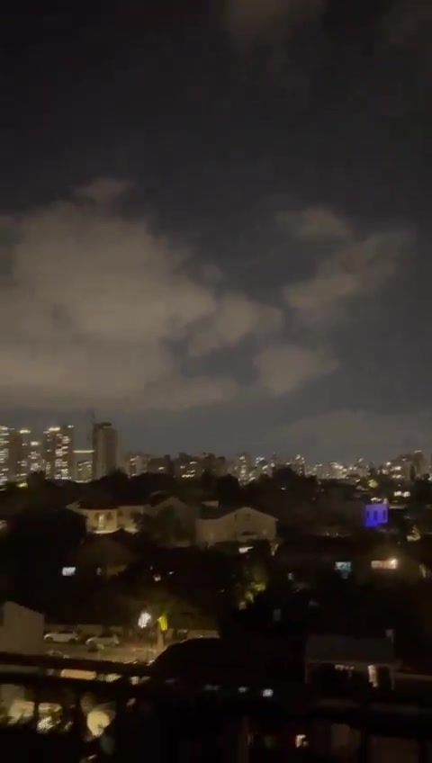 Hisbollah-Raketen über Tel Aviv abgefangen. Video: A27