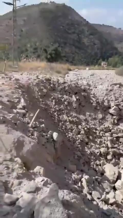 Un ataque israelí corta una carretera entre las localidades de Zrarieh y Tayr Falsay, al sur del Líbano