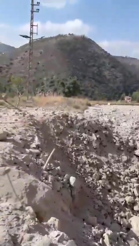 Un ataque israelí corta una carretera entre las localidades de Zrarieh y Tayr Falsay, al sur del Líbano