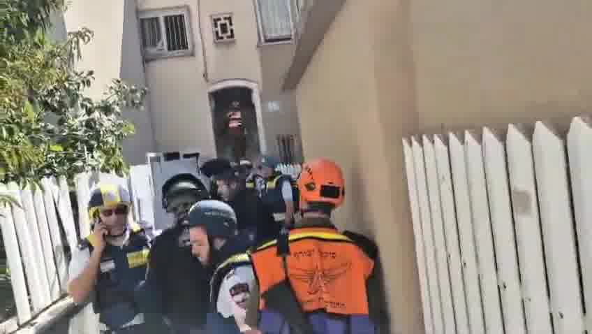 Imágenes del lugar del impacto de un cohete en la zona de Haifa durante el ataque anterior de Hezbolá