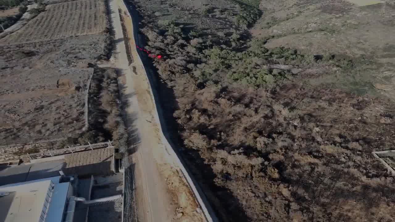 The Israeli army has found a Hezbollah attack tunnel leading from southern Lebanon near Marwahin into northern Israel. The tunnel was found several months ago, but it was sealed, without an exit into Israel. Weapons were found in the tunnel. The Israeli army stresses that it is not aware of any other tunnels that cross the border into Israel.