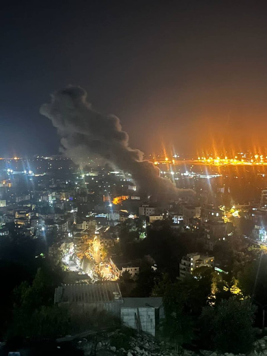 El humo se eleva desde la zona de Al-Kafaat, en los suburbios del sur de Beirut, tras el ataque aéreo israelí