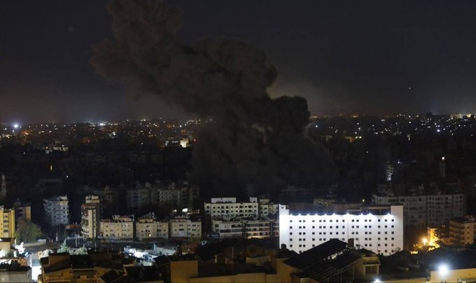 Uma foto do ataque violento que teve como alvo um prédio no subúrbio ao sul de Beirute, nos arredores da área de Hadath.