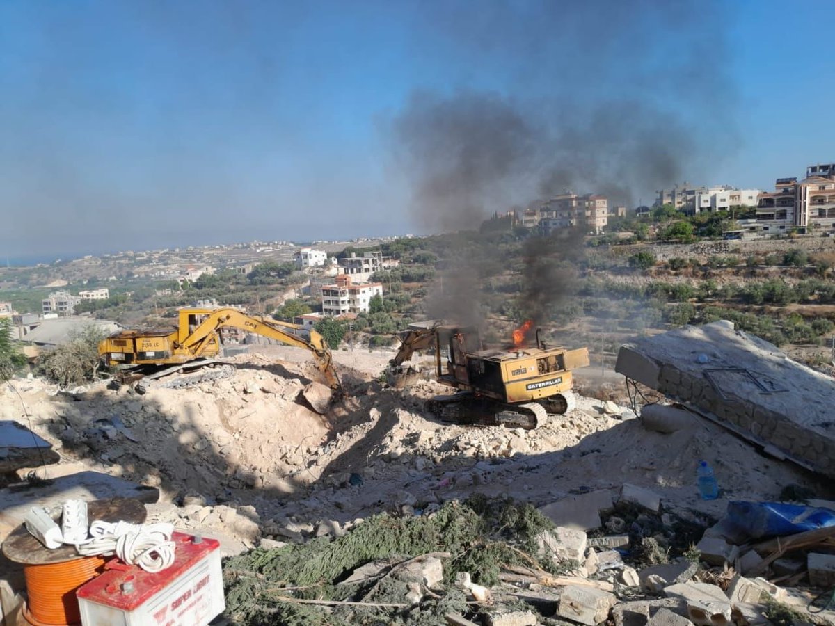 Twee Israëlische drone-aanvallen waren gericht op twee bulldozers in de stad Tayr Dibba, in het zuiden van Libanon, die bezig waren met het opruimen van puin van een eerdere aanval