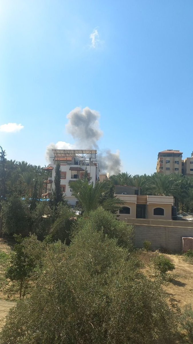 La fuerza aérea israelí lleva a cabo un ataque contra un sitio en la ciudad de Al-Zawaida, en el centro de la Franja de Gaza.