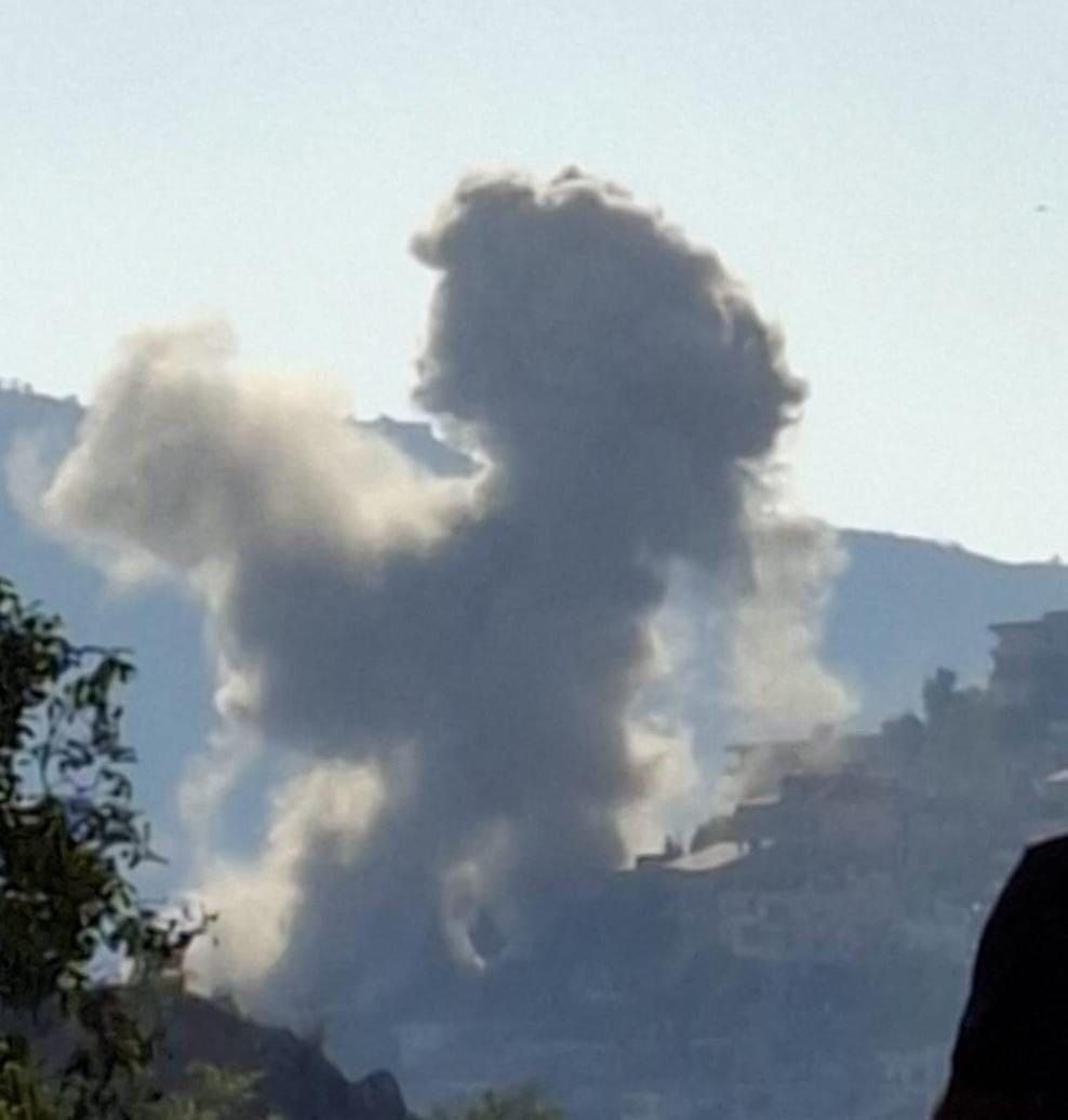 Columnas de humo después de un ataque aéreo contra una casa deshabitada en la ciudad de Jebchit, distrito de Nabatieh