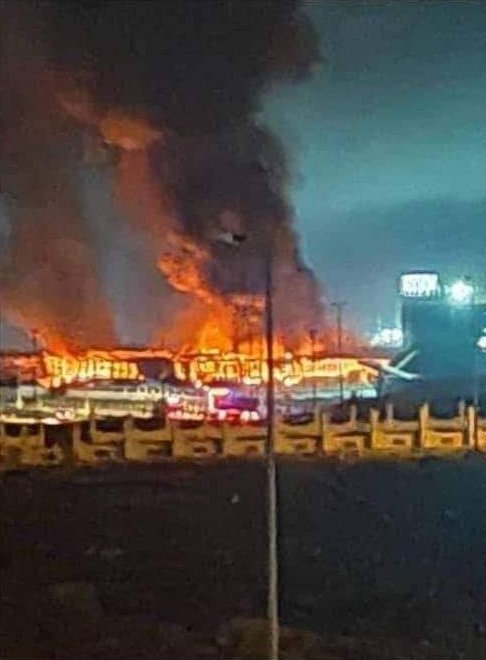 Syrien: Gestern Abend führte Israel zum zweiten Mal innerhalb einer Woche Luftangriffe im Industriegebiet Hasiya (Süd-Homs) durch und zerstörte dabei ein Lagerhaus. Ein Luftangriff zielte auch auf die 47. Brigade in der Nähe von Maarin Jebal im Umland von Süd-Hama.