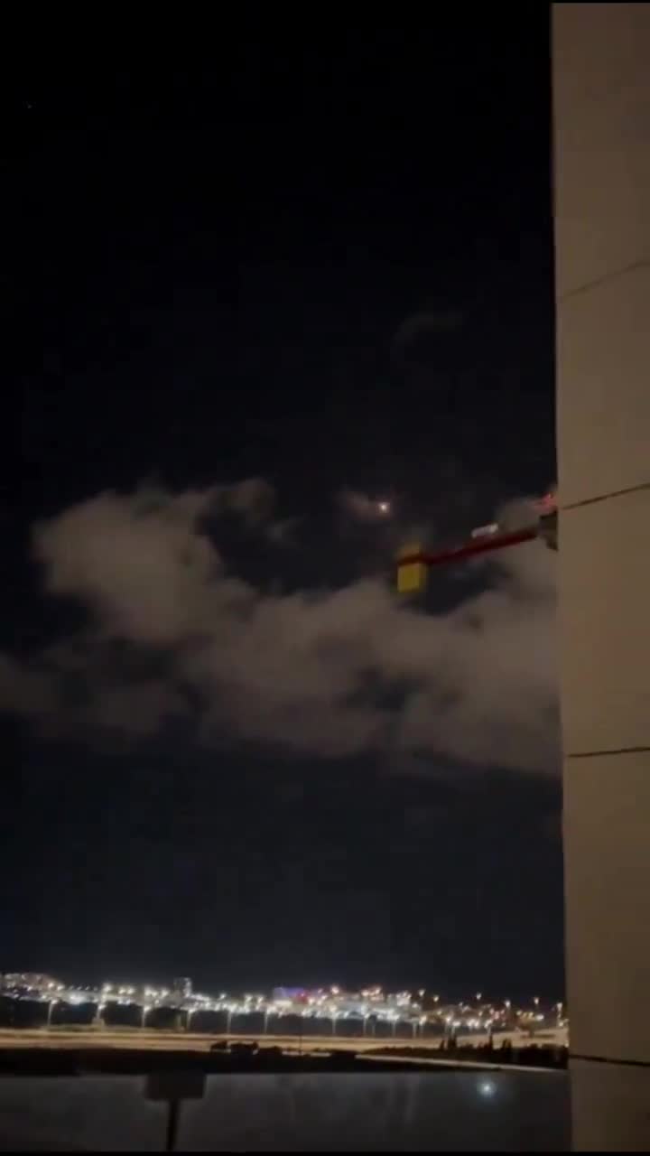 El dron llegó desde el mar hacia Herzliya. En estos minutos se escuchan más explosiones en la zona central. El ejército israelí aún no sabe si hay más armas hostiles en el aire y si los disparos hasta ahora han tenido éxito.