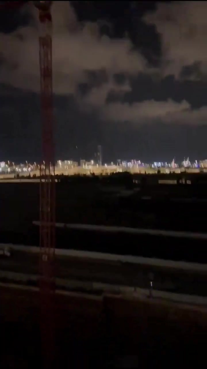 El dron llegó desde el mar hacia Herzliya. En estos minutos se escuchan más explosiones en la zona central. El ejército israelí aún no sabe si hay más armas hostiles en el aire y si los disparos hasta ahora han tenido éxito.