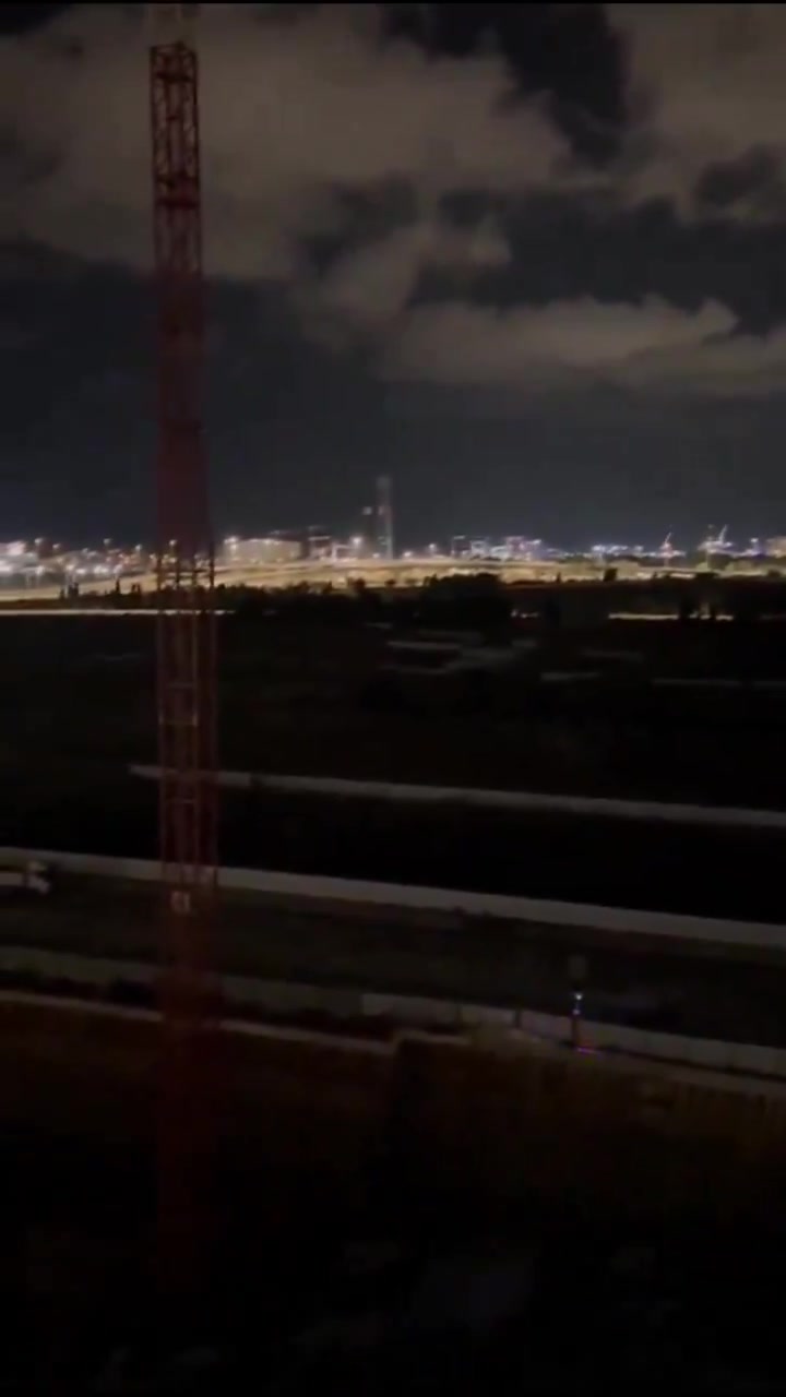 El dron llegó desde el mar hacia Herzliya. En estos minutos se escuchan más explosiones en la zona central. El ejército israelí aún no sabe si hay más armas hostiles en el aire y si los disparos hasta ahora han tenido éxito.