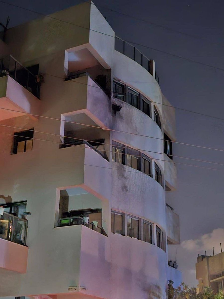 Ein Gebäude in Hertzeliya, in der Nähe von Tel Aviv, wurde bei einem Drohnenangriff durch Splitter eines Abfangjägers beschädigt. Es gibt keine Verletzten.