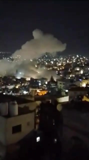 Jenin kampındaki patlama: İsrail ordusunun hava saldırısı değil, başka bir iş kazası. Güvenlik kaynaklarına göre, iki militan bir evin içinde patlayıcı bir cihaz üzerinde çalışırken ağır ve hafif yaralandı