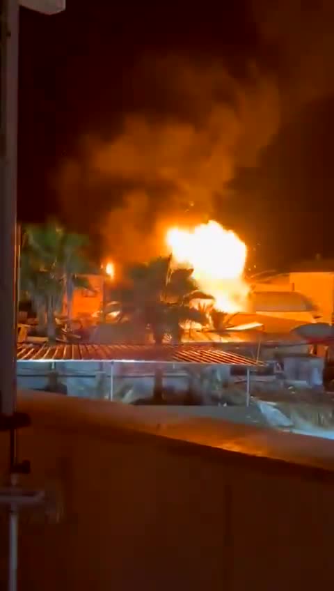 Vidéo des moments où des avions ont bombardé une tente abritant des personnes déplacées à l'hôpital des Martyrs d'Al-Aqsa à Deir al-Balah, dans le centre de la bande de Gaza. Le raid violent a fait 4 morts et plusieurs blessés.