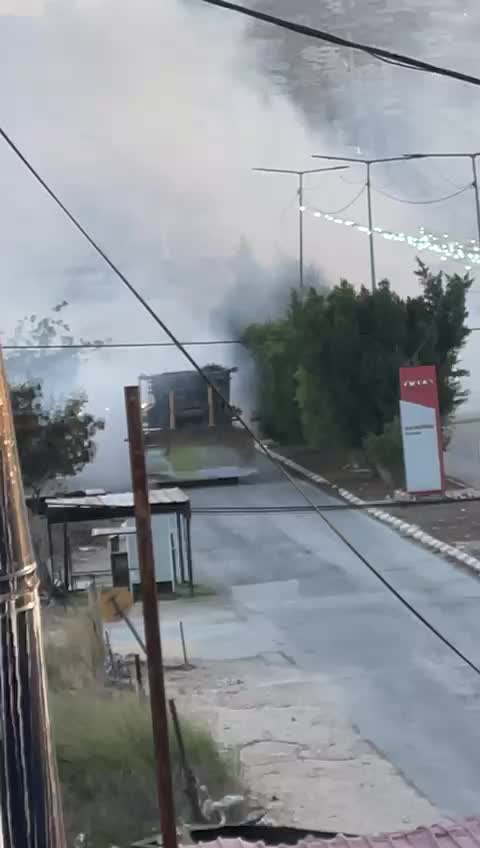 Affrontements armés et attaque d'un bulldozer de l'armée avec un engin explosif dans la rue Nazareth à Jénine.