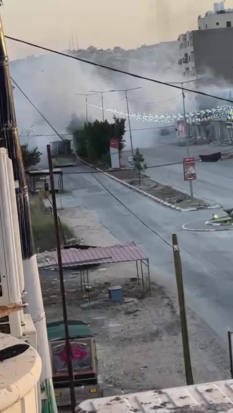 Enfrentamientos armados y ataque a una excavadora del ejército con un artefacto explosivo en la calle Nazaret en Jenin.