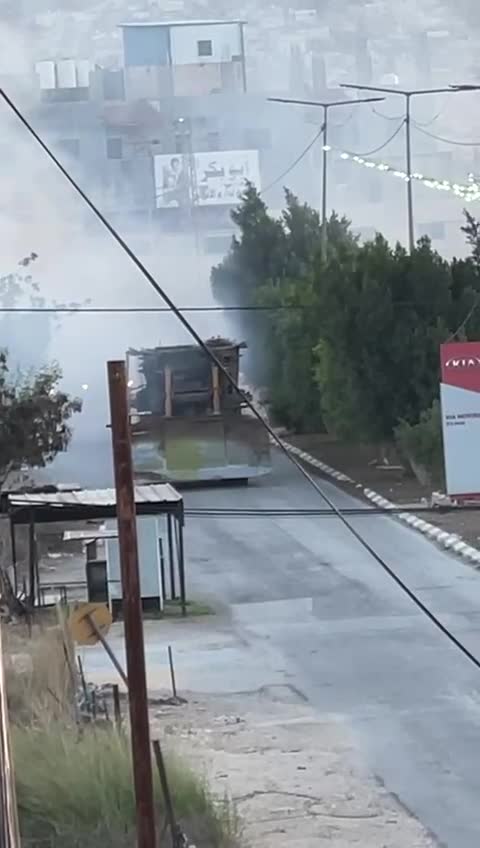 Bewaffnete Zusammenstöße und Angriff auf einen Bulldozer der Armee mit einem Sprengsatz in der Nazareth-Straße in Jenin.