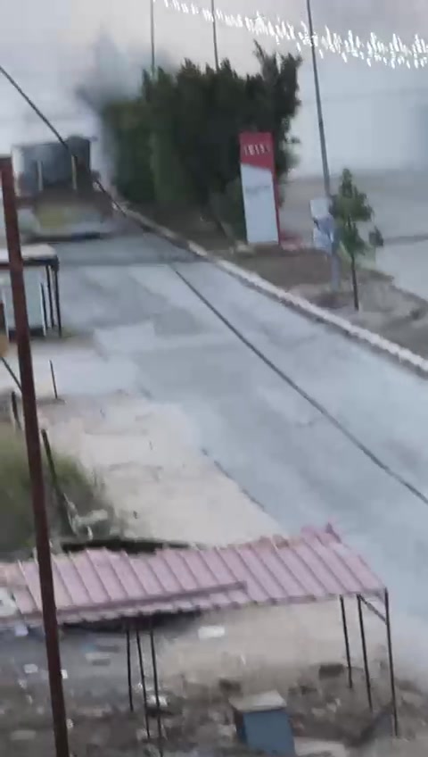 Bewaffnete Zusammenstöße und Angriff auf einen Bulldozer der Armee mit einem Sprengsatz in der Nazareth-Straße in Jenin.