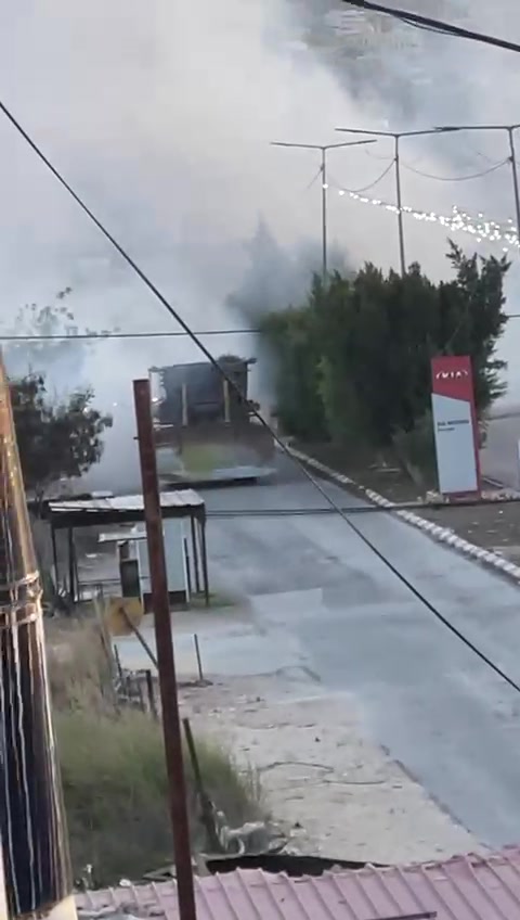 Bewaffnete Zusammenstöße und Angriff auf einen Bulldozer der Armee mit einem Sprengsatz in der Nazareth-Straße in Jenin.