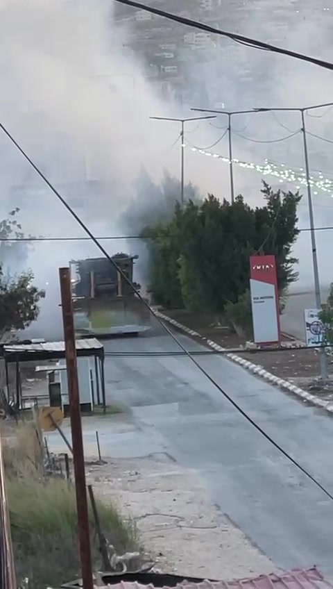 Enfrentamientos armados y ataque a una excavadora del ejército con un artefacto explosivo en la calle Nazaret en Jenin.