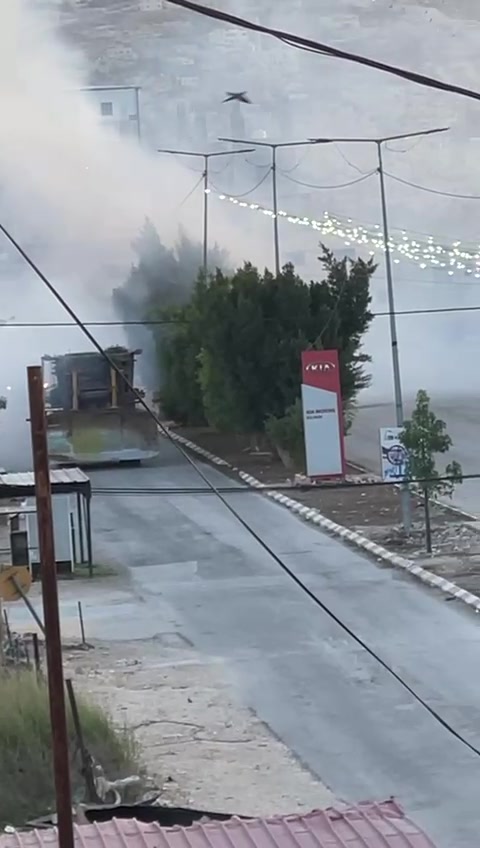 Enfrentamientos armados y ataque a una excavadora del ejército con un artefacto explosivo en la calle Nazaret en Jenin.