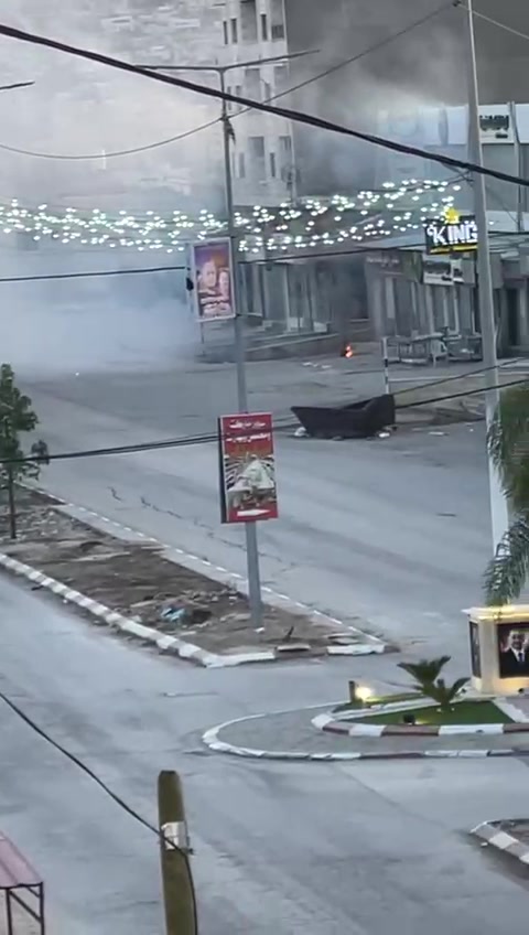 Bewaffnete Zusammenstöße und Angriff auf einen Bulldozer der Armee mit einem Sprengsatz in der Nazareth-Straße in Jenin.