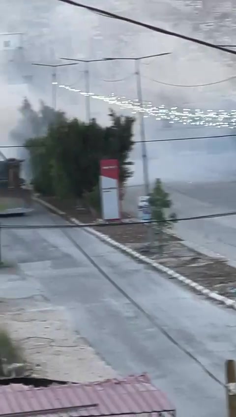 Enfrentamientos armados y ataque a una excavadora del ejército con un artefacto explosivo en la calle Nazaret en Jenin.