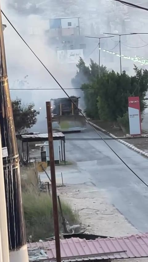 Enfrentamientos armados y ataque a una excavadora del ejército con un artefacto explosivo en la calle Nazaret en Jenin.