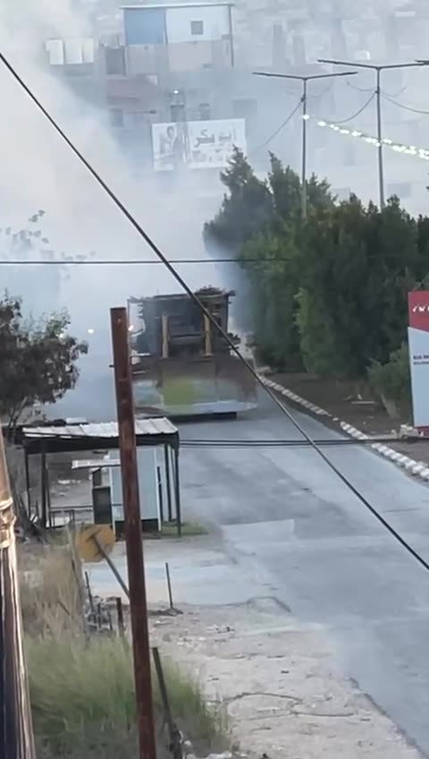 Enfrentamientos armados y ataque a una excavadora del ejército con un artefacto explosivo en la calle Nazaret en Jenin.