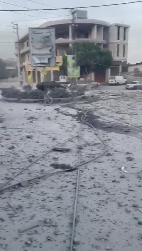 La Bekaa en general y la región de Baalbek en particular se vieron expuestas a una violenta ola de ataques israelíes al amanecer de hoy. Este es un video de la plaza Sahmar en la Bekaa.