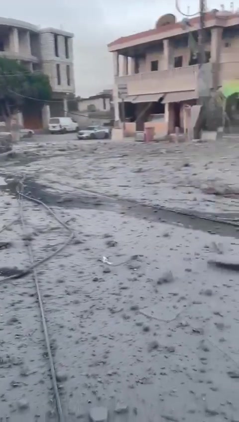 La Bekaa en general y la región de Baalbek en particular se vieron expuestas a una violenta ola de ataques israelíes al amanecer de hoy. Este es un video de la plaza Sahmar en la Bekaa.