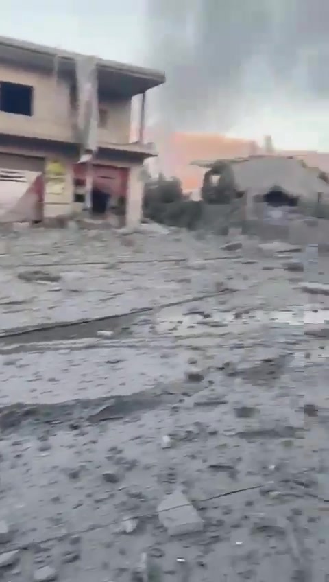 La Bekaa en general y la región de Baalbek en particular se vieron expuestas a una violenta ola de ataques israelíes al amanecer de hoy. Este es un video de la plaza Sahmar en la Bekaa.