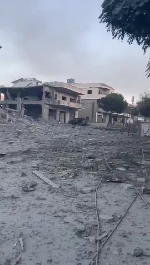 Bekaa em geral e a região de Baalbek em particular foram expostas a uma onda violenta de ataques israelenses ao amanhecer de hoje. Este é um vídeo da Praça Sahmar em Bekaa.