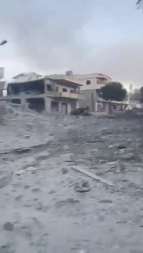 La Bekaa en general y la región de Baalbek en particular se vieron expuestas a una violenta ola de ataques israelíes al amanecer de hoy. Este es un video de la plaza Sahmar en la Bekaa.