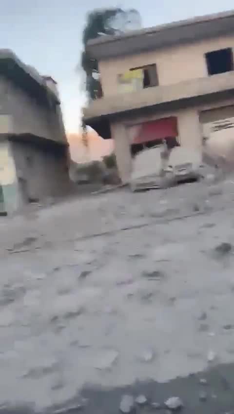 La Bekaa en general y la región de Baalbek en particular se vieron expuestas a una violenta ola de ataques israelíes al amanecer de hoy. Este es un video de la plaza Sahmar en la Bekaa.