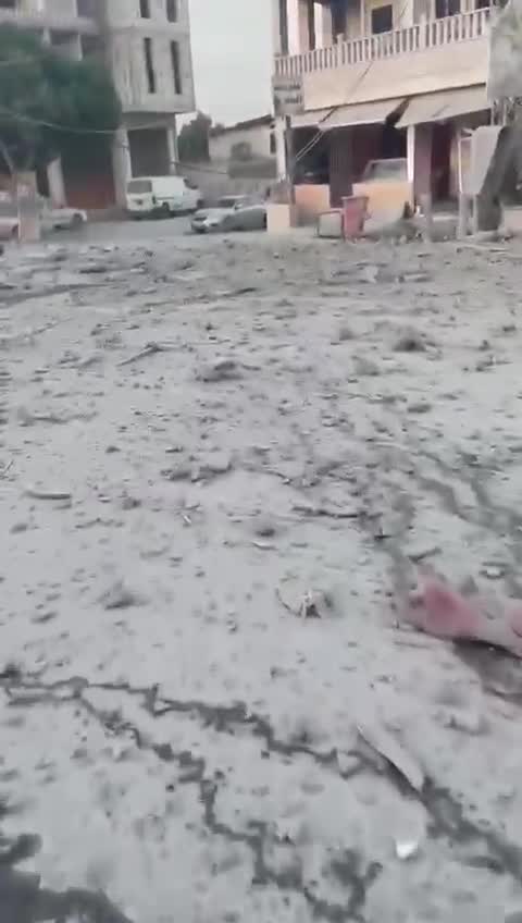 La Bekaa en general y la región de Baalbek en particular se vieron expuestas a una violenta ola de ataques israelíes al amanecer de hoy. Este es un video de la plaza Sahmar en la Bekaa.